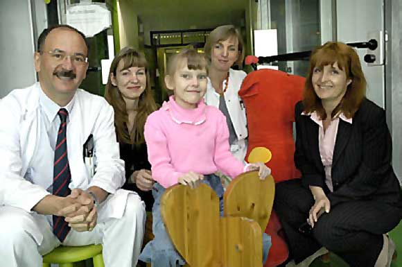 Даша с мамой Татьяной Клоковой среди врачей перед выпиской, университетская клиника города Аахен (Германия)