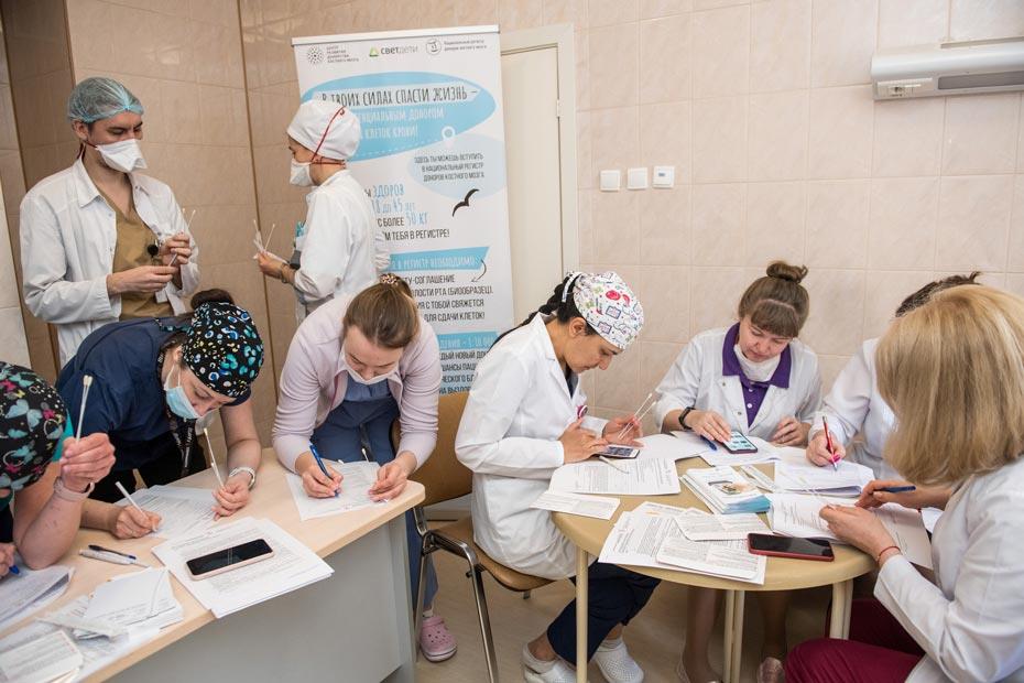 Медработники Петербургского онкоцентра заполняют анкеты для вступления в регистр. Фото Алексея Смирнова