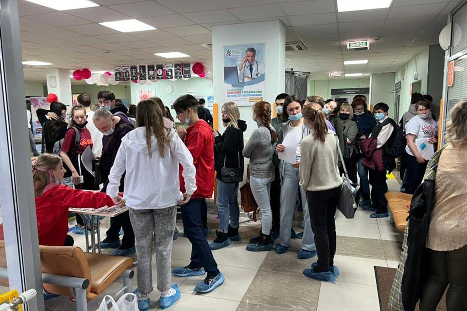 В Республиканский центр крови в Казани люди приходили и сдавать кровь для банка крови, и вступать в регистр. Фото: АНО «Приволжский РДКМ»