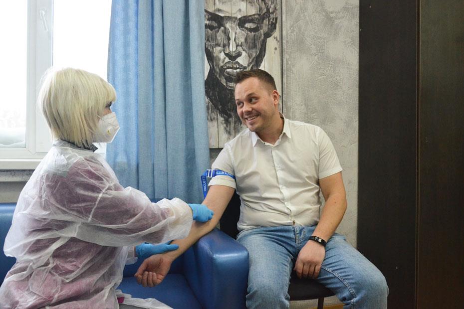 Генеральный директор ГК «Аура» Платон Курченко сдает кровь на типирование 