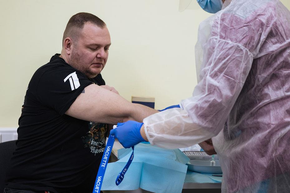 Сотрудники МТС в Новосибирске сдают кровь на типирование