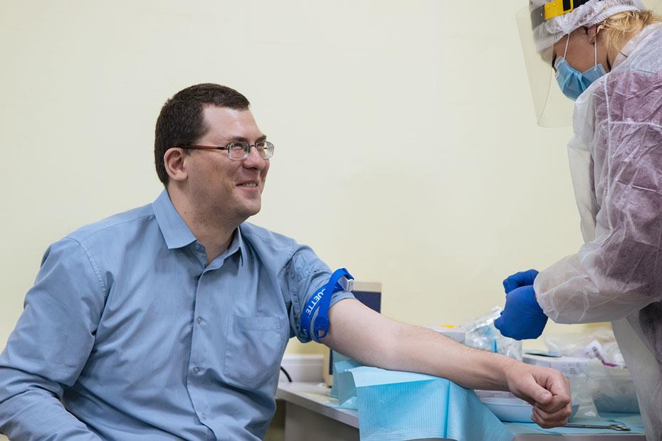 Сотрудники МТС в Новосибирске сдают кровь на типирование