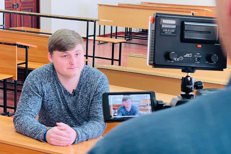 Волонтер Национального РДКМ Дмитрий Трефилов дает интервью журналистам