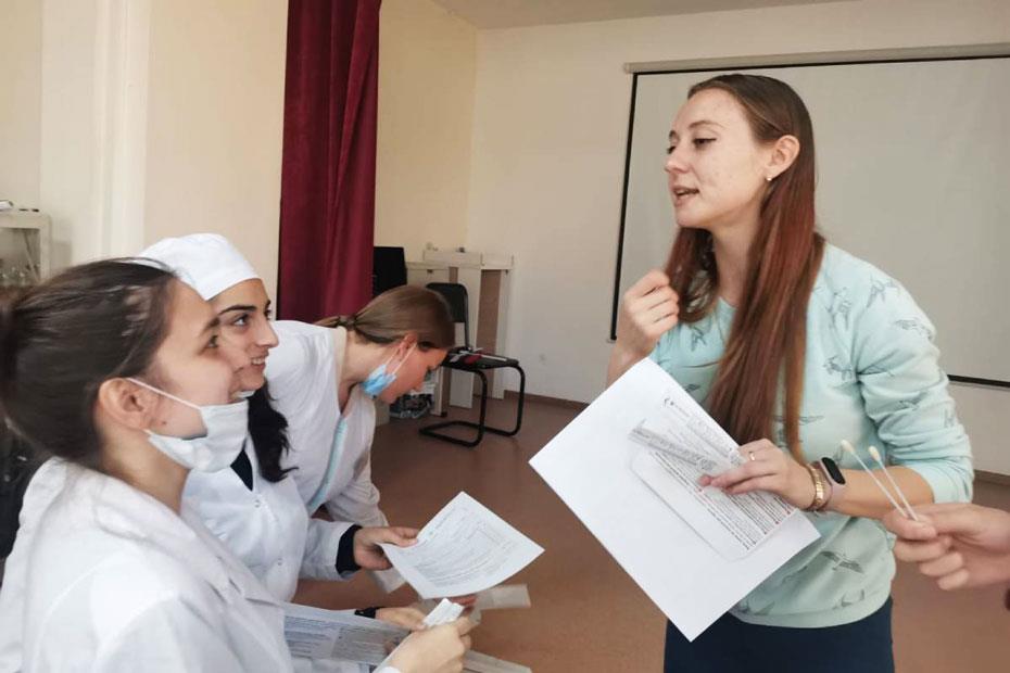 Ирина Гапченко со студентками медколледжа