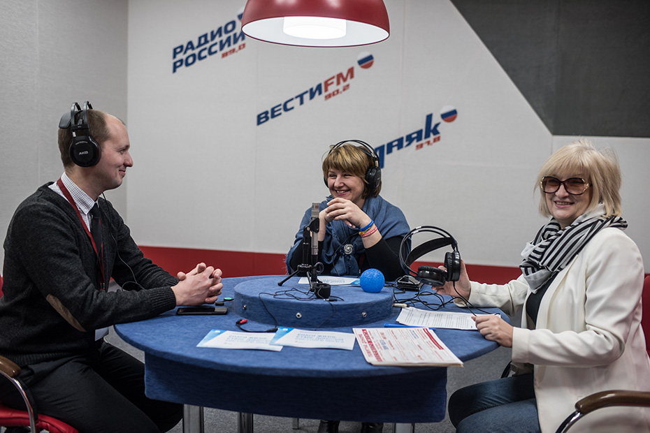 Исполнительный директор Южного регистра Роман Поликарпов и координатор экспедиции Светлана Мягченкова на радио в Ростове-на-Дону
