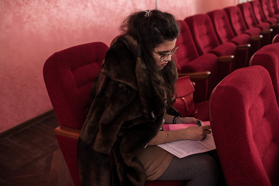 Светлана Азатханян, ординатор-травматолог из Астраханского медуниверситета, заполняет донорскую анкету прямо во время лекции