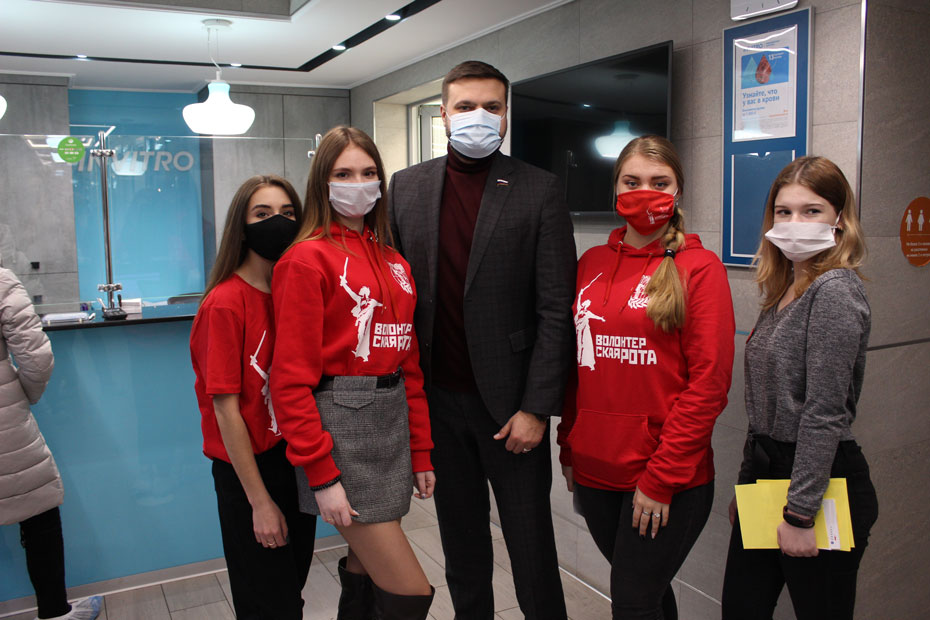 Артем Туров с активистками «Волонтерской роты»