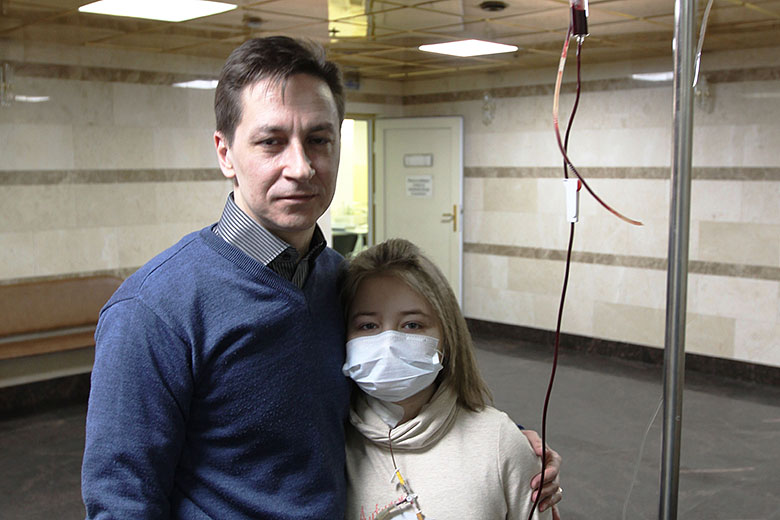 2. Мы встретили здесь нашу подопечную Настю Случаеву. Она с папой пришла в дневной стационар на инъекцию – «прокапаться». Валентин Павлов, увидев, что здесь проходит акция, тут же сдал кровь на типирование и стал потенциальным донором