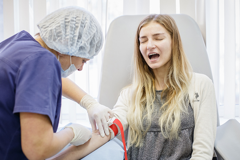 Будущая стоматолог не боится делать уколы пациентам, но сама не любит сдавать кровь