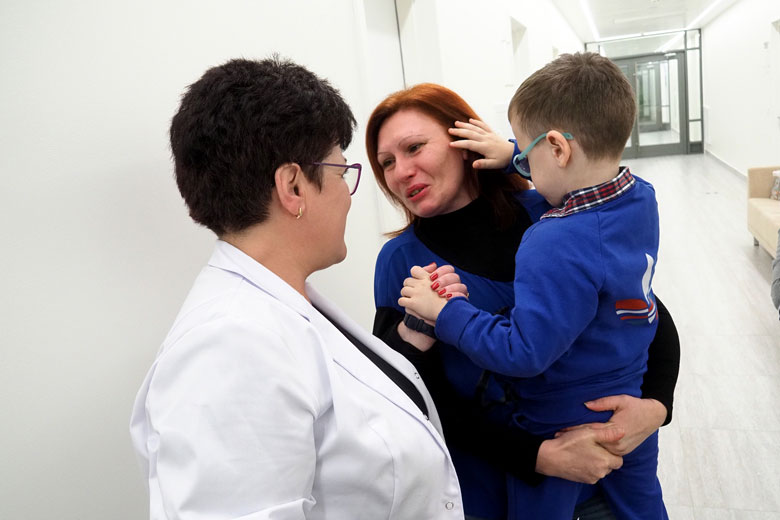 Мама Артема до слез благодарна доктору, которая спасла ее сына